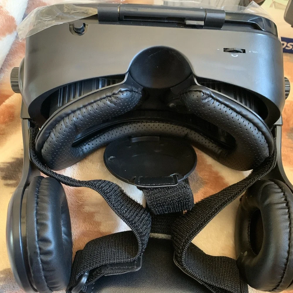 Arcadia Virtual Reality Headset w built in headphones